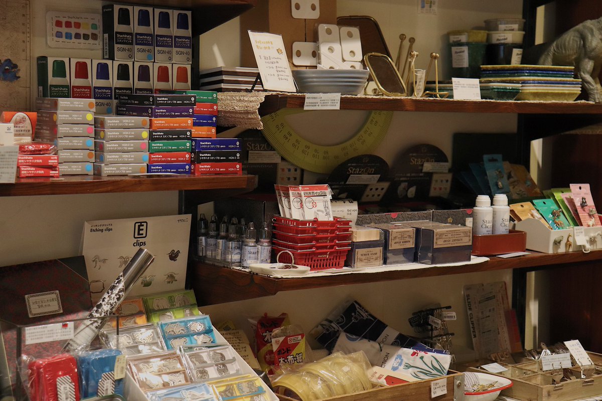 blackheart_kr's tweet photo. Plain Stationery 直物生活文具
타이페이의 유명한 문구점이죠.
2개의 지점 모두 가 보았고, 사진 속 가게는 더 큰 지점인 중샤오신성 역 근처입니다. 커피, 문구, 식기 등 다양한 아이템을 판매 중입니다.
문구덕후에겐 천국인 곳💕 https://t.co/874W7TSDiB