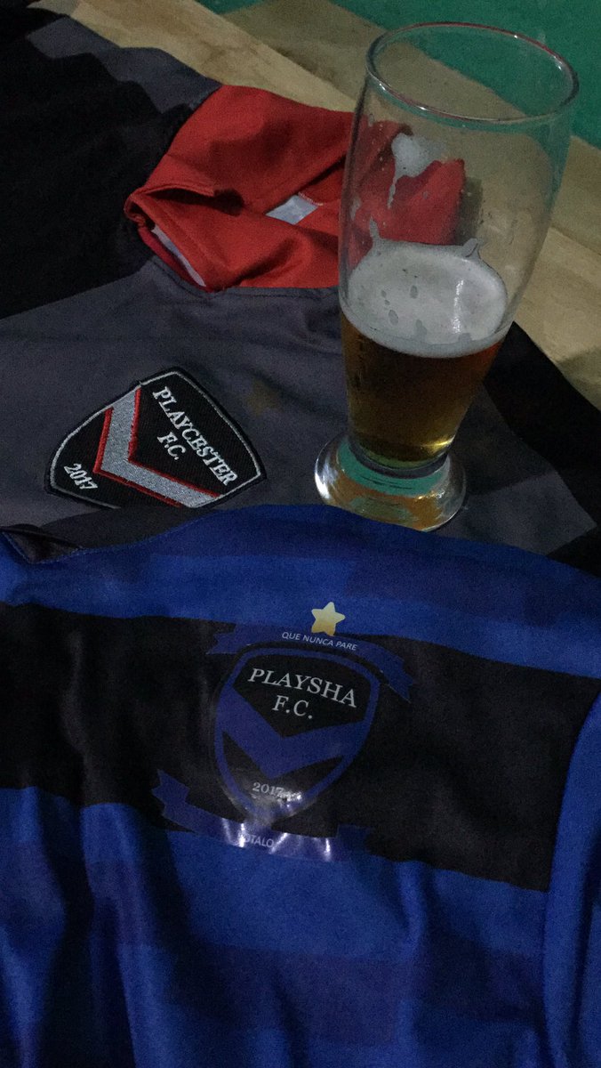 playcester's tweet photo. Con un amigo tomando una 🍻 https://t.co/nYaZtvdBHc