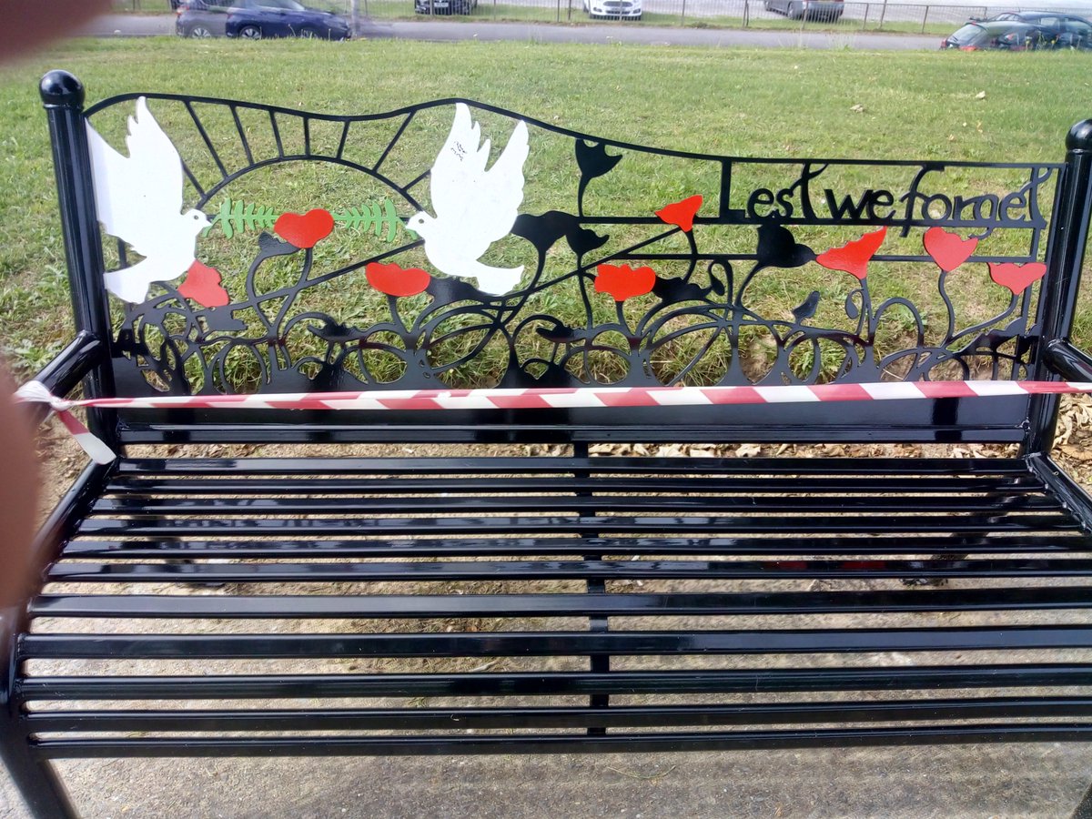 anthony0237t's tweet photo. #Painted seats by the #Cenotaph in #Swansea https://t.co/wtfeli6dN0