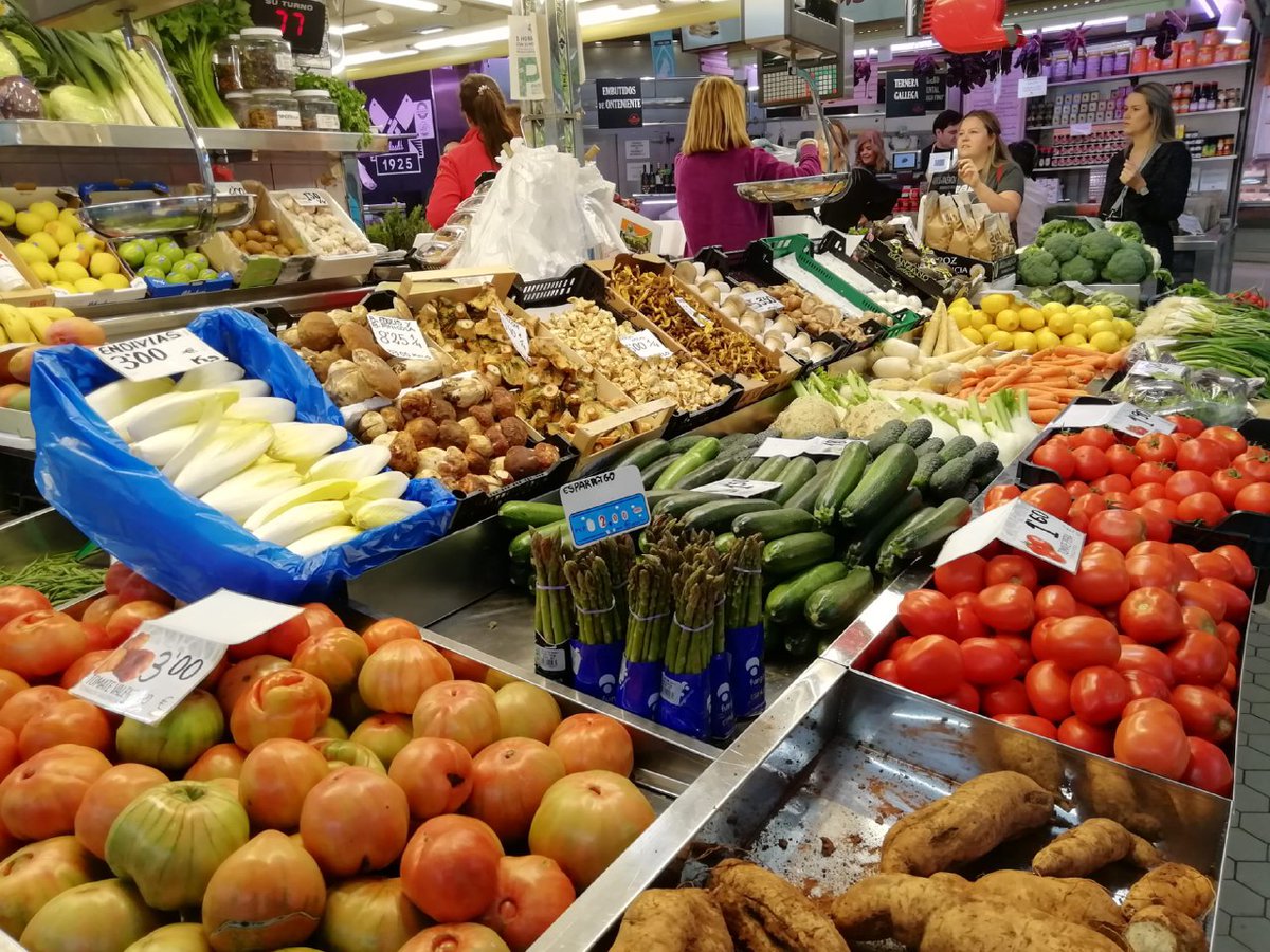 AjuntamentVLC's tweet photo. 🥝🥕 Ja saps, dissabte és dia de #mercat i tenim la sort de comptar amb un fum de mercats municipals plens de productes de proximitat, de l’horta 🥔 i de temporada 🍊. Fes la teua llista 📝 i acosta't al que vulgues o tingues més a prop! 🙌🏻 https://t.co/fPCGdULyCu