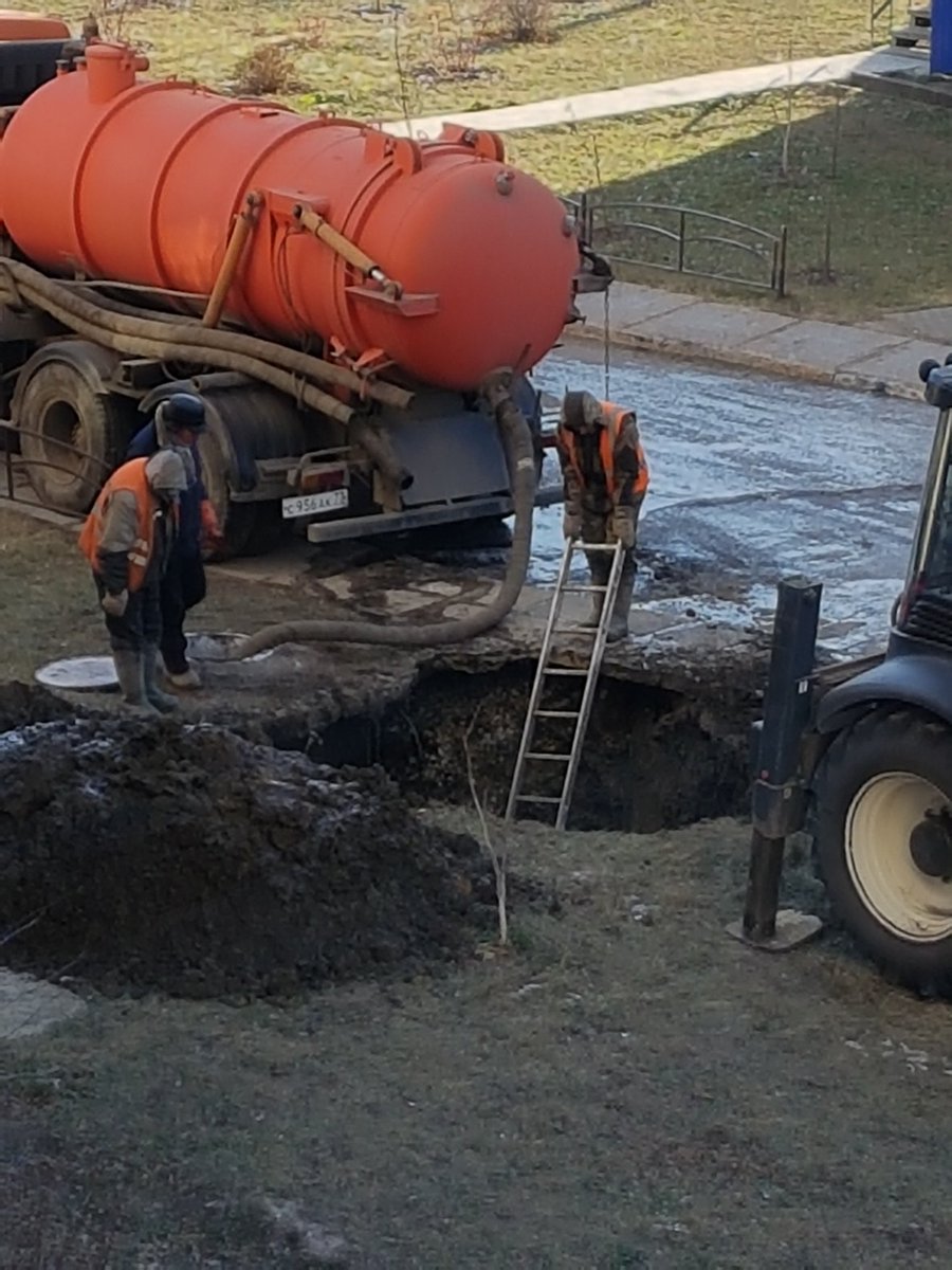 Авария на  ул. Репина, 51. Работает аварийная служба Водоканала.