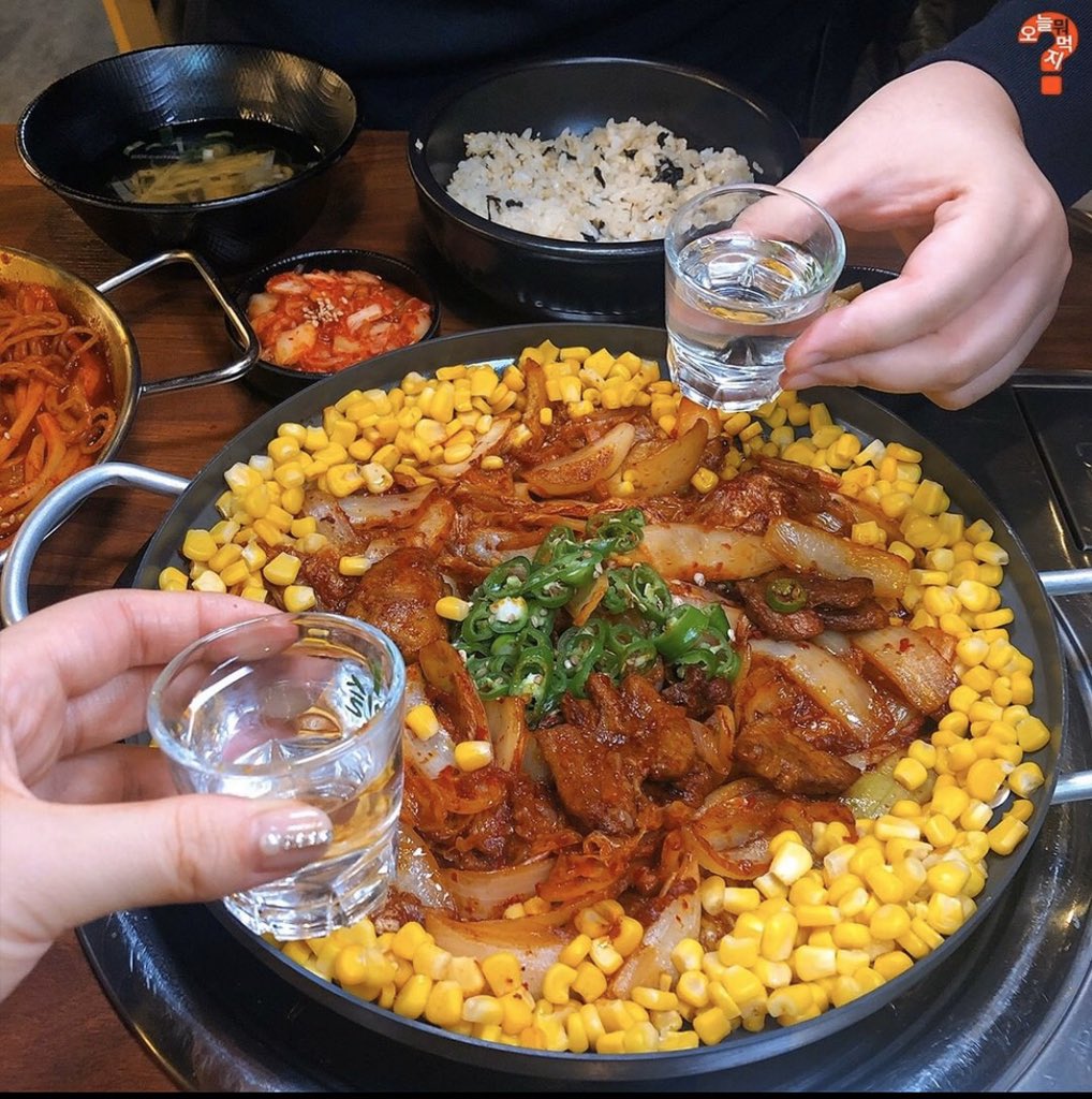 Fineisgood's tweet photo. ร้านชื่อ 한양집 (Hanyang Restaurant) อยู่ชินชนนี่เองค่ะ เดินทางสถานี Sinchon สาย 2 ทางออก 1 เดินประมาณ 7 นาที เปิด 11:00 ถึงเที่ยงคืน เมนูยอดฮิตต้องให้ 돼지김치구이 12.0 ดื่มคู่กับโซจู!! [Naver Map] https://t.co/XKcQsz92if @Review_korea #รีวิวเกาหลี https://t.co/cyDq5Dhd6a