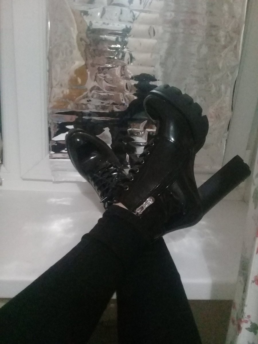 Peach70940323's tweet photo. The goddess is back! lick the soles of my shoes and pay me ! I don't care about your problems, the pig has to pay Me #PayPal #paypigslave #paypig #Goddess #feet #footfetısh  #findom #findommegoddess #findomslaves https://t.co/5Gfk3zWFwS