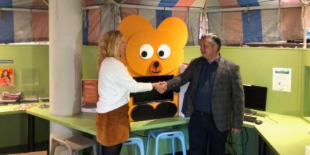 De Bieb Beer in onze clubkleuren....Het is alweer even geleden, maar als sponsoractiviteit hebben wij de 'Beer met televisiescherm' decoratief in de kleuren van de bBibliotheek in Wassenaar geschilderd. Toch mooi dat oranje...Wat vinden jullie ervan?? #sponsor #bibliotheek