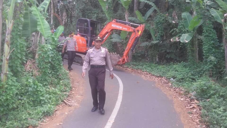 Warga dusun Selasih di Payangan, Gianyar melakukan blokade melawan masuknya alat berat. Perempuan petani menelanjangi dirinya bersolidaritas demi tanah leluhur juga pohon-pohon pisang yg hendak diratakan 😢