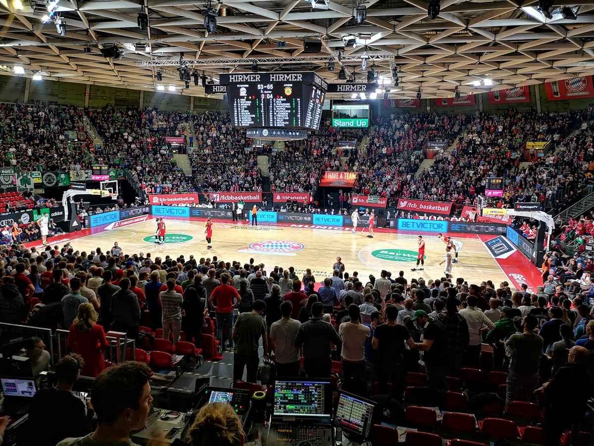 unicorn02basket's tweet photo. #unicorn zu Besuch im @audidome.
@fcb_basketball vs. @paobcgr
Die Stimmung war 🔝
#BAYPAO #GameOn #EuroLeague #München #bayern #FCBB #panathinaikos #athens #paobc #basketball #bball #ilovethisgame #neverenough #turkishairlines #devotion #instabasket https://t.co/RWruYazRuy