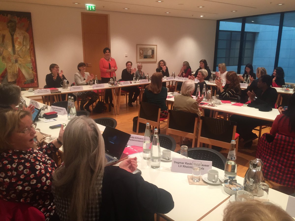 asfhamburg's tweet photo. #partizipation, #gewalt #bezahlung, #parteiorganisation und Verschiedenes sind die fünf Themenblöcke, zu denen der ASF Bundesvorstand und die Gäste Klara Geywitz und Saskia Esken befragen. #doppelspitze #spd #parteivorstand #feminists #empowerment https://t.co/YuazmobH4E