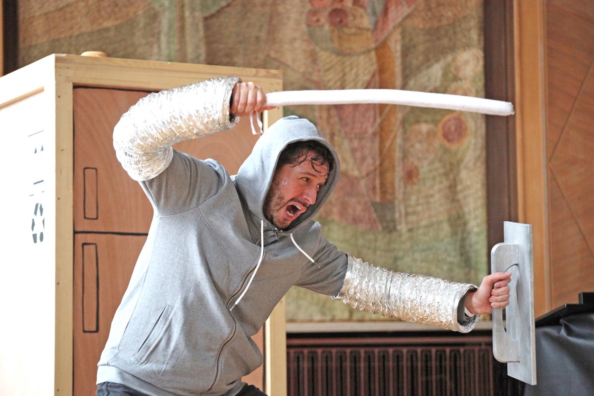 Was tun an diesem kalten Herbstwochenende?
Am Sonntag um 17h00 spielt Ritter Odilo und der Strenge Herr Winter im TNL - eine besondere Kinderoper zur (Vor)weihnachtszeit, die sich ganz nach Henry Purcell's King Arthur richtet. 
Infos &amp; Tickets auf unserer Webseite!