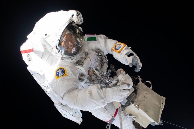 esa_es's tweet image. #FelizSabado Comenzamos el día con esta increíble imagen del astronauta de @esa @astro_luca durante su paseo espacial de la semana pasada #SpacewalkForAMS 👉  buff.ly/33aBCjJ