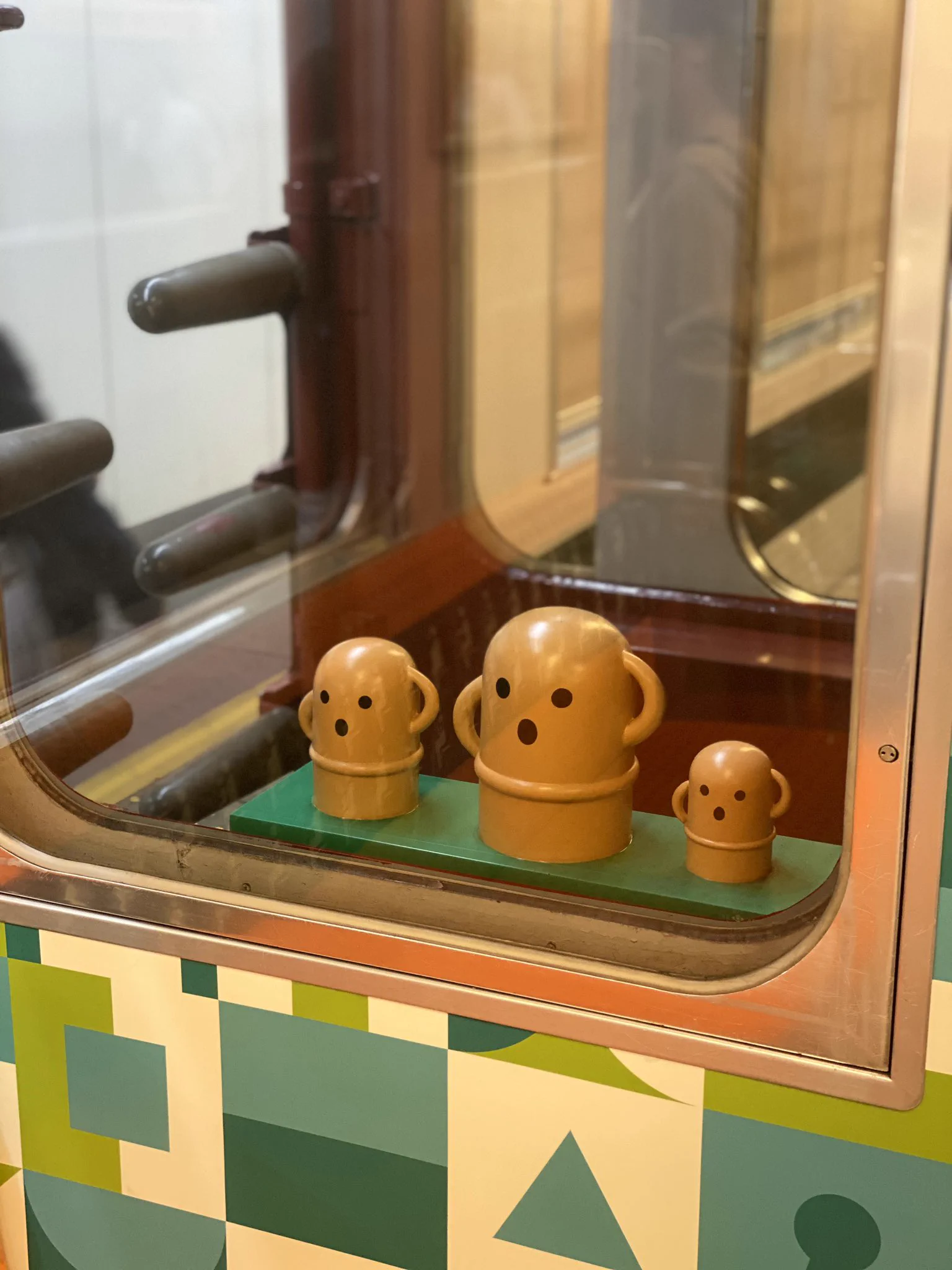 吊り革にハニワがいっぱい？！期間限定で運行中のとある電車が話題に！