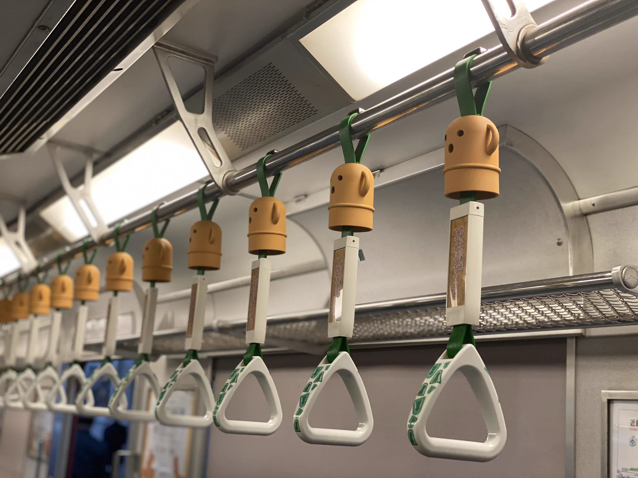 吊り革にハニワがいっぱい？！期間限定で運行中のとある電車が話題に！