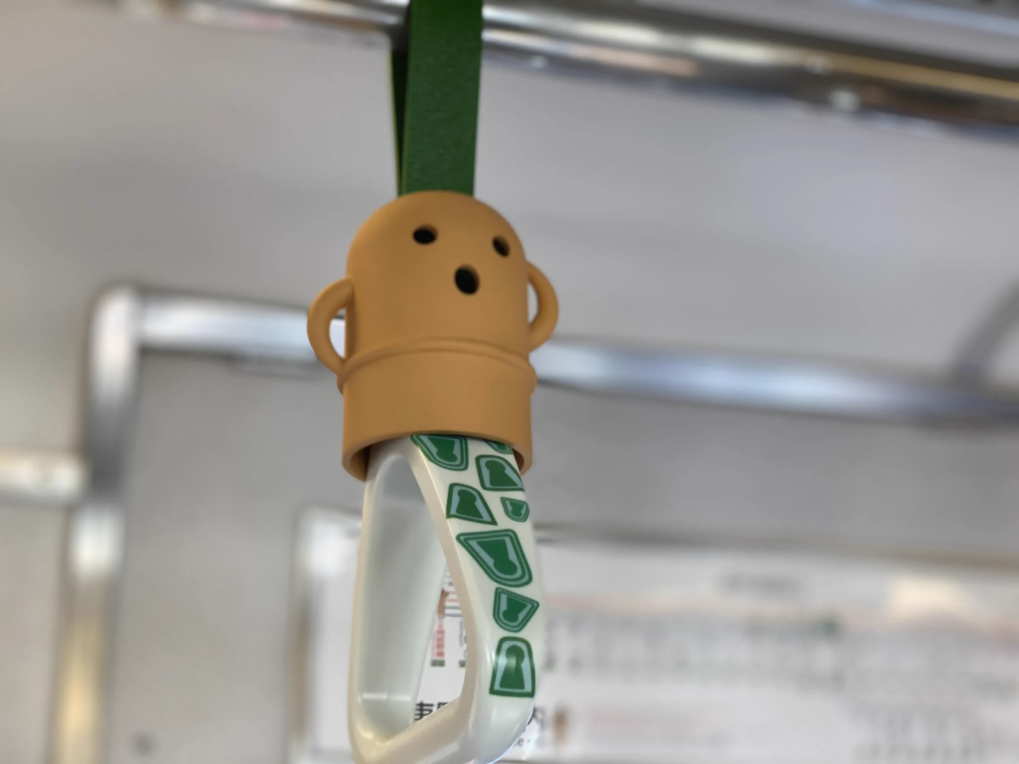 吊り革にハニワがいっぱい？！期間限定で運行中のとある電車が話題に！