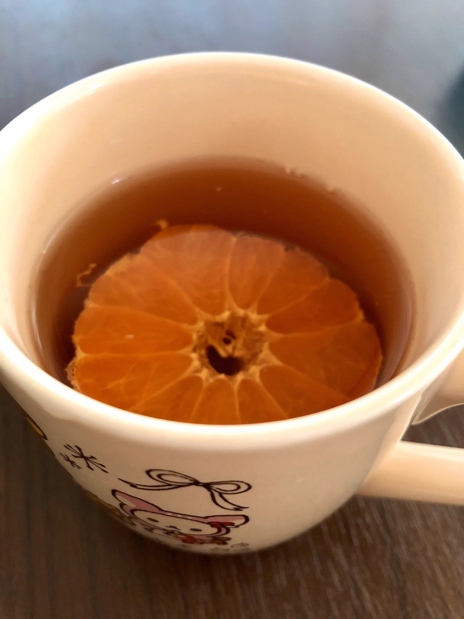水出し紅茶が冷蔵庫にあったので、それにみかんぶっ込んでチンしてみたら美味でした
写真は…うん上手く撮れなかったww  