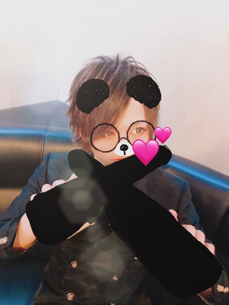 CLUB_BRAVE09's tweet photo. ２０１９.１１.２２

CLUB BRAVE
今日のラスソンは…美影魄夜🎤

イケメン王子がまたまた魅せてくれました!!
この男…止まりません😍💕

24日はビストロBRAVEです。
お腹空かせて是非お立ち寄りくださいませ‼️

#梅田
#イケメン
#シャンパン
#ホスト
#ホス狂
#担当 https://t.co/BpJhFVzZZY