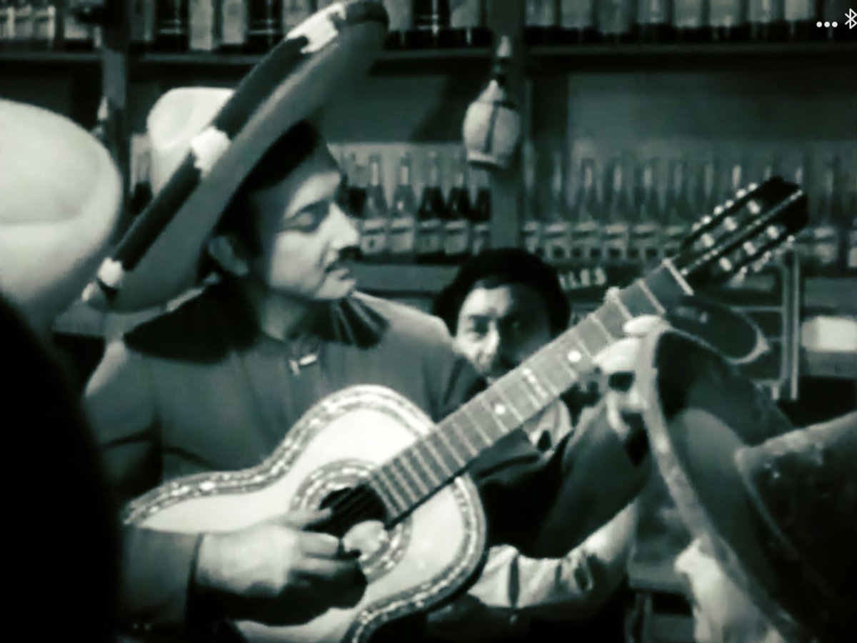 Feliz Día del Músico para todos aquellos que hacen vibrar, en cada nota que nace de su instrumento, el corazón y el intelecto.
Gracias por seguir enriqueciendo tantos momentos en la vida de todos. 
Que nunca deje de sonar la música mexicana, latinoamericana, y de todo el mundo.