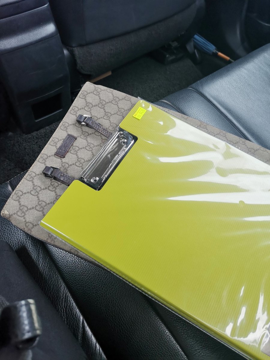 veronmich's tweet photo. Happily bought a file which could not fit into my document bag!  😂😅
Waste $$ only! https://t.co/0nmvtxyrzZ