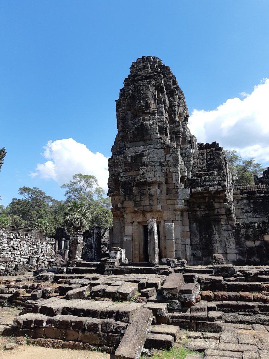 Alfinpep's tweet photo. Baru kuil yg kedua nih haha,luas banget wkwk (@ Bayon Temple in Siem Reap) https://t.co/sspY2jrUpL https://t.co/rM6RuOtcCC