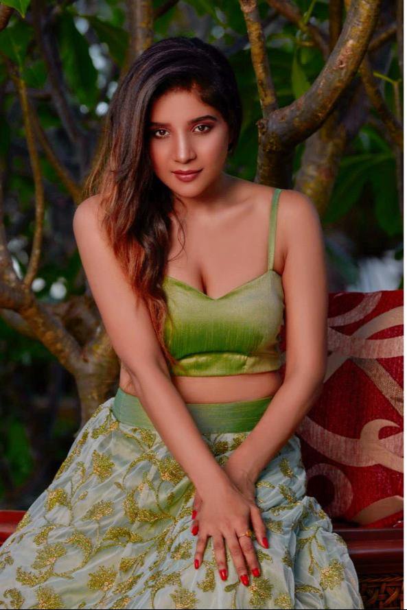 PageSakshi's tweet photo. Go Green 💚💚 Stunning pics @ssakshiagarwal Eyes were literally like the night skt.. 👌👌 https://t.co/1siVpsU3KH