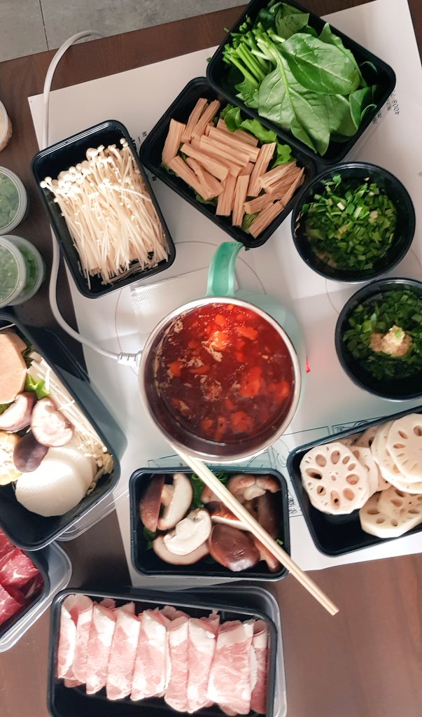 HotpotAmbassdr's tweet photo. Best Saturday lunch on a smoggy Beijing afternoon? Why, order in hotpot ofcourse! This is the set by Taotailang, which now comes in new colorful boxes. Ordered via Meituan. (The little one person electric hotpot is our own.) https://t.co/lcmYRkD4iS