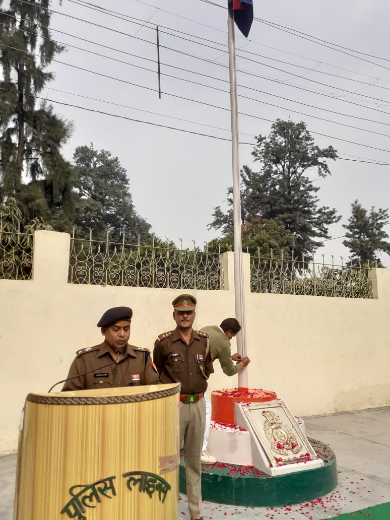 budaunpolice's tweet photo. अपर पुलिस अधीक्षक ग्रामीण #budaunpolice द्वारा #PoliceFlagDay के अवसर पर पु0 लाइन्स क्वार्टर गार्द में झंडारोहण कर पुलिसकर्मियों को उनकी सेवा, शौर्य एवं शहादत के लिये नमन किया गया ।
@budaunpolice @igrangebareilly @adgzonebareilly @Uppolice @dgpup #UPPolice https://t.co/GfTFXbaD89