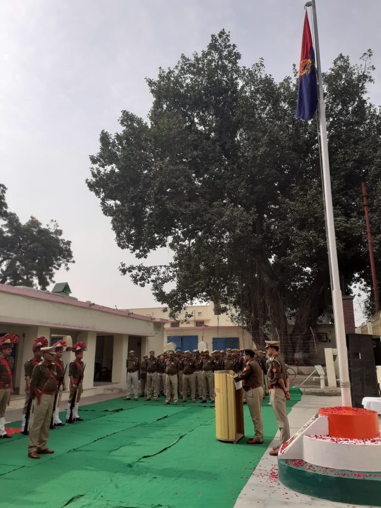 budaunpolice's tweet photo. अपर पुलिस अधीक्षक ग्रामीण #budaunpolice द्वारा #PoliceFlagDay के अवसर पर पु0 लाइन्स क्वार्टर गार्द में झंडारोहण कर पुलिसकर्मियों को उनकी सेवा, शौर्य एवं शहादत के लिये नमन किया गया ।
@budaunpolice @igrangebareilly @adgzonebareilly @Uppolice @dgpup #UPPolice https://t.co/GfTFXbaD89