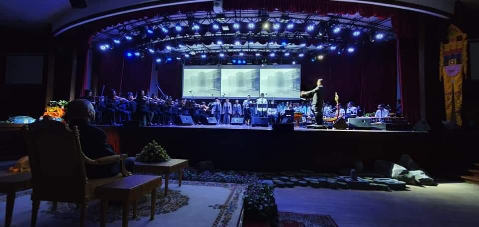 Phloeun's tweet photo. His Majesty King Norodom Sihamoni: “It is a masterpiece for Cambodia” 

Thank you to everyone who has made #Bangsokol: A Requiem for Cambodia possible 🙏🏻🙏🏻❤️

#arts4peace @CamboLivingArts #artsfortransformation https://t.co/pZulxfkeeq