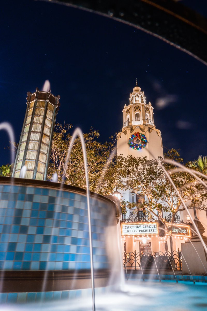 TripNDale's tweet photo. Fountain view: Holiday Edition @DisneylandToday #Disneyland #DCA #HolidaysBeginHere https://t.co/u6DxFEyTfj