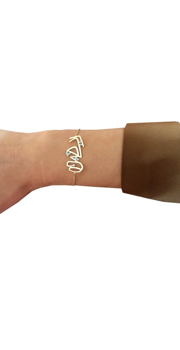 RazanBasim's tweet photo. Reveen | ريڤين

Customized Bracelet Design 
18k Gold with Zircon Stones 💎
Freestyle | Freehand Drawing ✍
Harmony By Razan Basim https://t.co/Ya9KEY4HVp