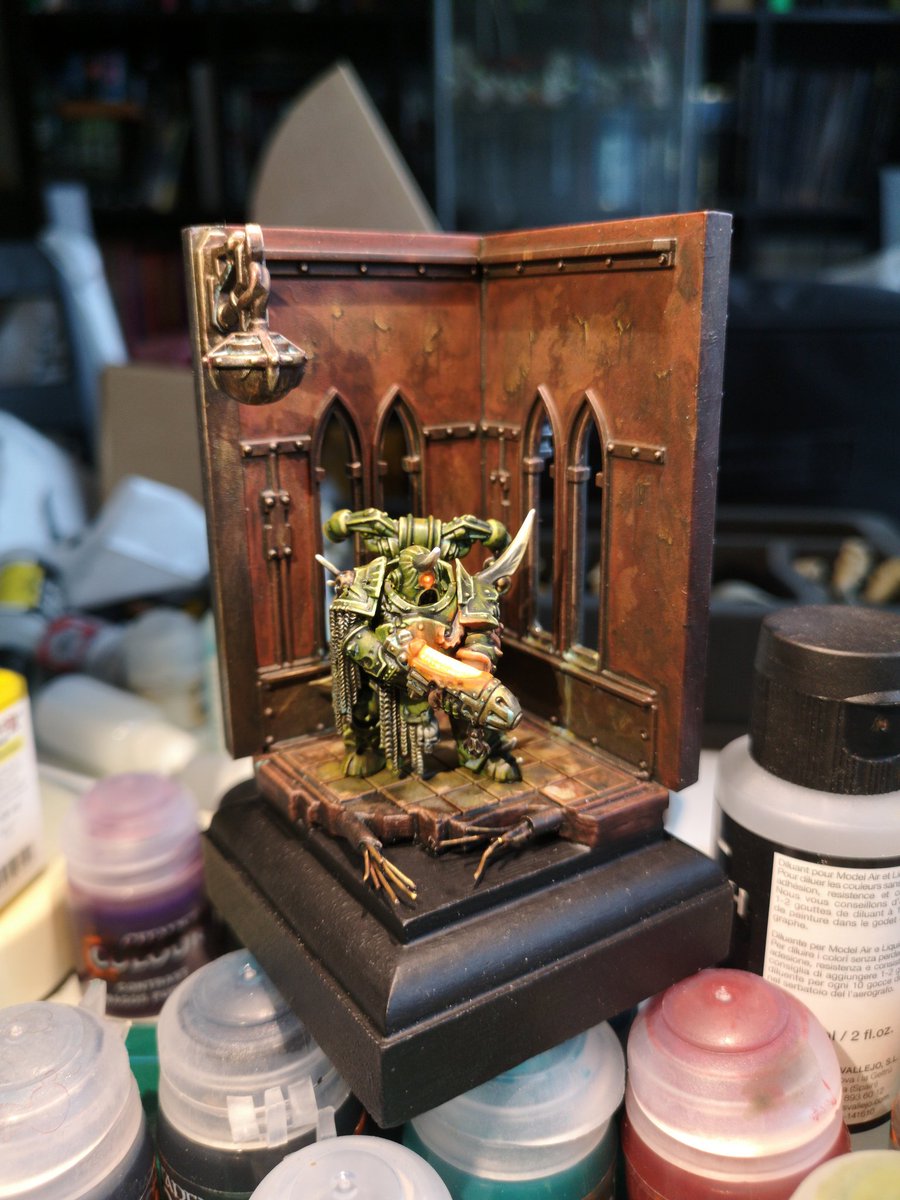 cluuxp's tweet photo. Finished my plaguemarine.
Loads of learning and joy with this.
My first time doing a miniature for display only. 
#Warmongers #Warhammer #40K #warhammer40k #plaguemarine #deathguard #Warhammer #PaintingWarhammer #paint #plasmagun #fluoPaint #vallejo #ContrastPaint #Contrast https://t.co/QOJECMn90t