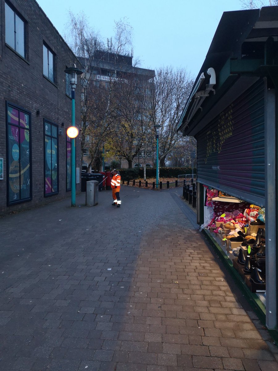 Joseph75172069's tweet photo. These do a brilliant job in the famous #huyton village they do a brilliant job cleaning up big shout out to all the @KnowsleyCouncil staff who work so hard keeping the @Huytonvilcentre spotless 👍 @Knowsley_Leader @LabourKnowsley @cllrsdonnelly @spiderwalshy @GoldencraftL36 https://t.co/yE0rNM30dA