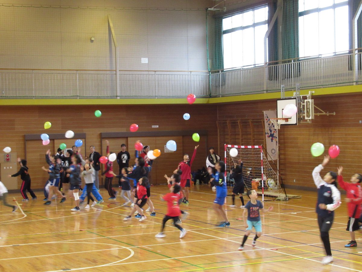 相模原市立上鶴間公民館 V Twitter 11月23日 土 わんぱくチャレンジ ストリートハンドボールにチャレンジ 相模原で初めてストリートハンドボールの講習会を開催 寒い体育館の中で たくさんの子ども達が走り回り 最後はゲームまでできるようになりました 同時