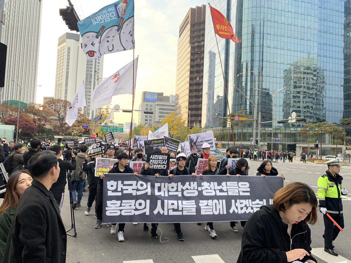 They are chanting “ideas are bulletproof” or 총알은 신념을 뚫지 못한다. Banner reads: South Korean students and youth will stand by the people of Hong Kong