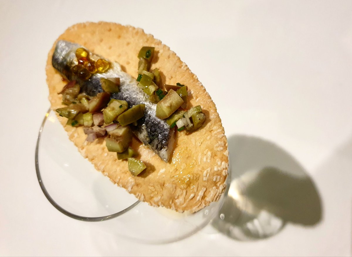 monteromonti's tweet photo. Después de una semana intensa uno llega al paraíso cordobés de @celia_rest y se entrega a una #cocina maravillosa y a los #bajoflor de @bodegasrobles No hay mejor prólogo para los catadores que hoy participamos en el Concurso Internacional de #Vinagres #Vinavin #gastronomía https://t.co/mH0FWzfFgv