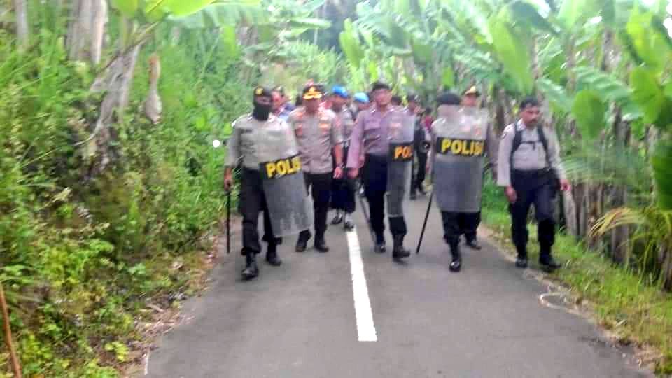 Ibu-ibu petani Desa Selasih Payangan, Gianyar (Bali) melepas pakaiannya untuk menghadang polisi dan alat berat pembangunan resort wisata. (Foto: Gung Alit)

Setelah tambang dan sawit, pemerintah menggenjot pariwisata berbasis industri, bukan komunitas.
geotimes.co.id/kolom/bagaiman…