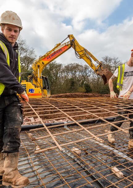 VersluisInfra's tweet photo. Jordi, Grondwerker: “Graven, kabels leggen, riolering...De ene dag straten, dan graven, later sta je weer achter de sleuf en de bak. Je bent lichamelijk veel bezig buiten. Door de buitenlucht bouw je weerstand op. Scheelt weer een sportschool abo’tje!”. https://t.co/iYe6l0Tdda https://t.co/NhIqwehDv9