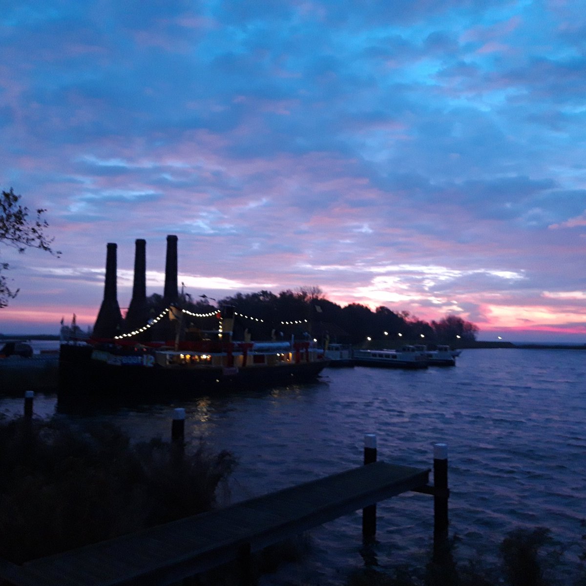 WorksWrinkle's tweet image. Prachtig plaatje van het @Pietendorp dat langzaam ontwaakt @Pakjesboot_12 @Zuiderzeemuseum