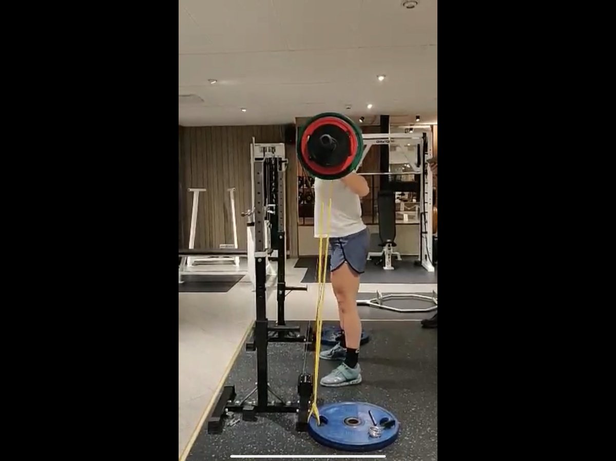 <a href="/TrespeuchChloe/">Chloe Trespeuch</a>, <a href="/NMoenneloccoz/">Nelly Moenne Loccoz</a> et @JuliaPereira mettent 60% de 1RM en fonte et 15-20% sous forme de bandes élastiques <a href="/SciencesSport/">Sci-Sport</a>. Les vitesses moyennes mesurées avec le GymAware de <a href="/4Trainer/">4Trainer Officiel</a> sont de 0,8m/s.