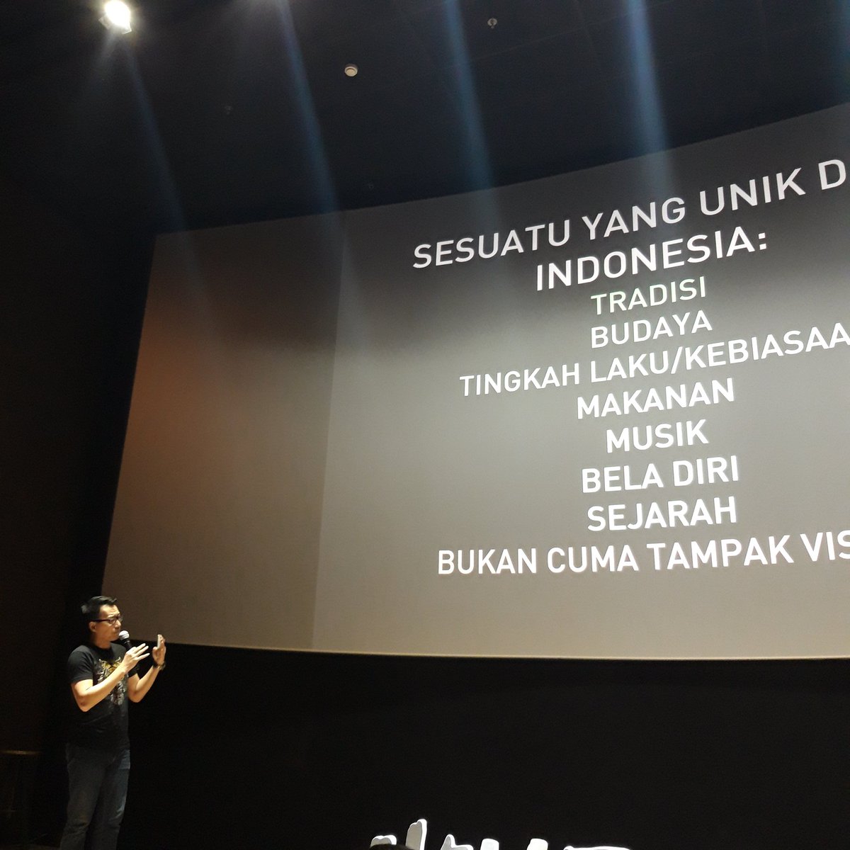 BumilangitID's tweet photo. Talkshow dimulai dari Mas @ChrisLieCaravan , founder dari Caravan Studio. Caravan Studio adalah studio yang ikut membantu pembuatan concept art dari film Gundala. #hellofest13 #diversityid https://t.co/gXYId7utGK