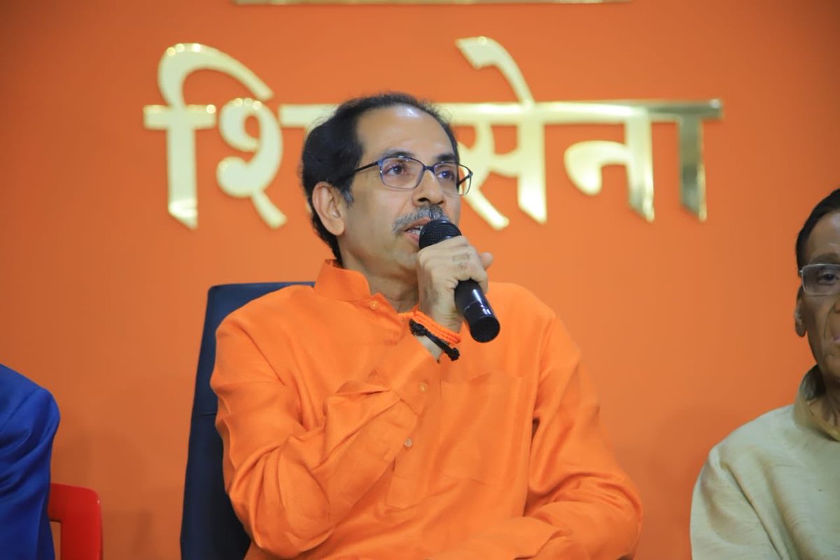 ShivSenaUBT_'s tweet photo. "शिवसेना जे काही करते ते उघडपणे करते आणि आमचं राजकारण टीव्हीवरच्या मालिका नसतात "रात्रीस खेळ चाले", आम्ही जे काही करतो ते दिवसा ढवळ्या करतो."
-शिवसेना पक्षप्रमुख मा. श्री. उध्दव साहेब ठाकरे https://t.co/yDqR0Vq9xf