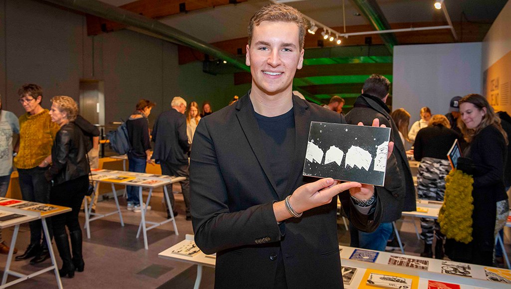 Wessel Westerveld van het Grafisch Lyceum in Utrecht won dit jaar met een fraaie grafische zwart-wit prent de Forbo Jong Talent Prijs. De wedstrijd voor grafische MBO-opleidingen uit het hele land had dit jaar industrie als thema. bit.ly/2QFtMMB