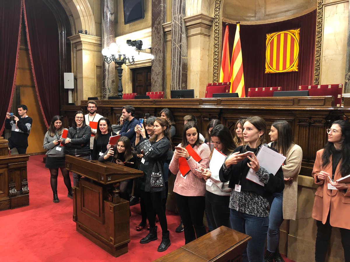 MasterEventsM's tweet image. Ahir la sessió pràctica la vam fer al @parlamentcat on ens va rebre el seu president @rogertorrent 
Intensa tarda de #ProtocolOficial q ens va permetre conèixer com s’organitzen els esdeveniments i el protocol +institucional #Learningbydoing #PrivilegisBlanquerna @BlanquernaFCRI