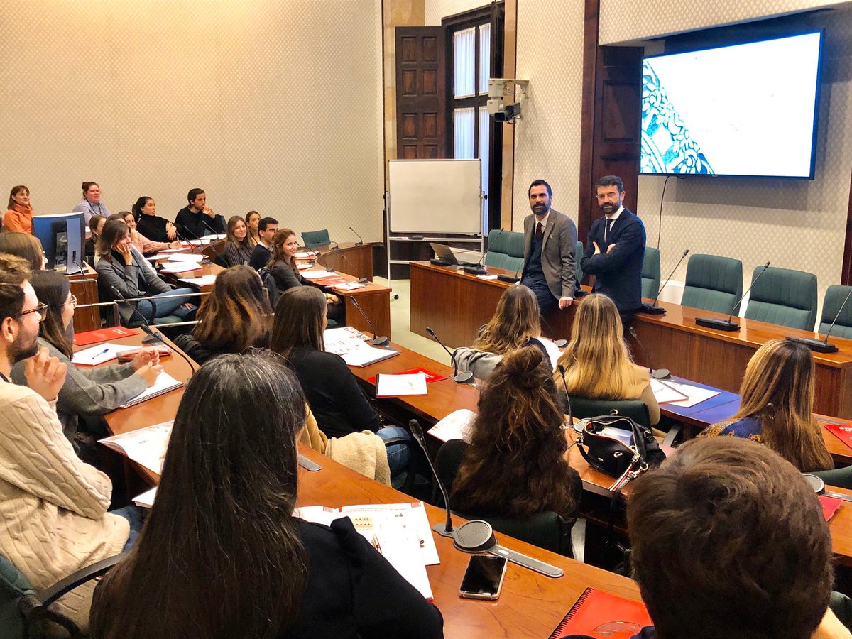 MasterEventsM's tweet image. Ahir la sessió pràctica la vam fer al @parlamentcat on ens va rebre el seu president @rogertorrent 
Intensa tarda de #ProtocolOficial q ens va permetre conèixer com s’organitzen els esdeveniments i el protocol +institucional #Learningbydoing #PrivilegisBlanquerna @BlanquernaFCRI