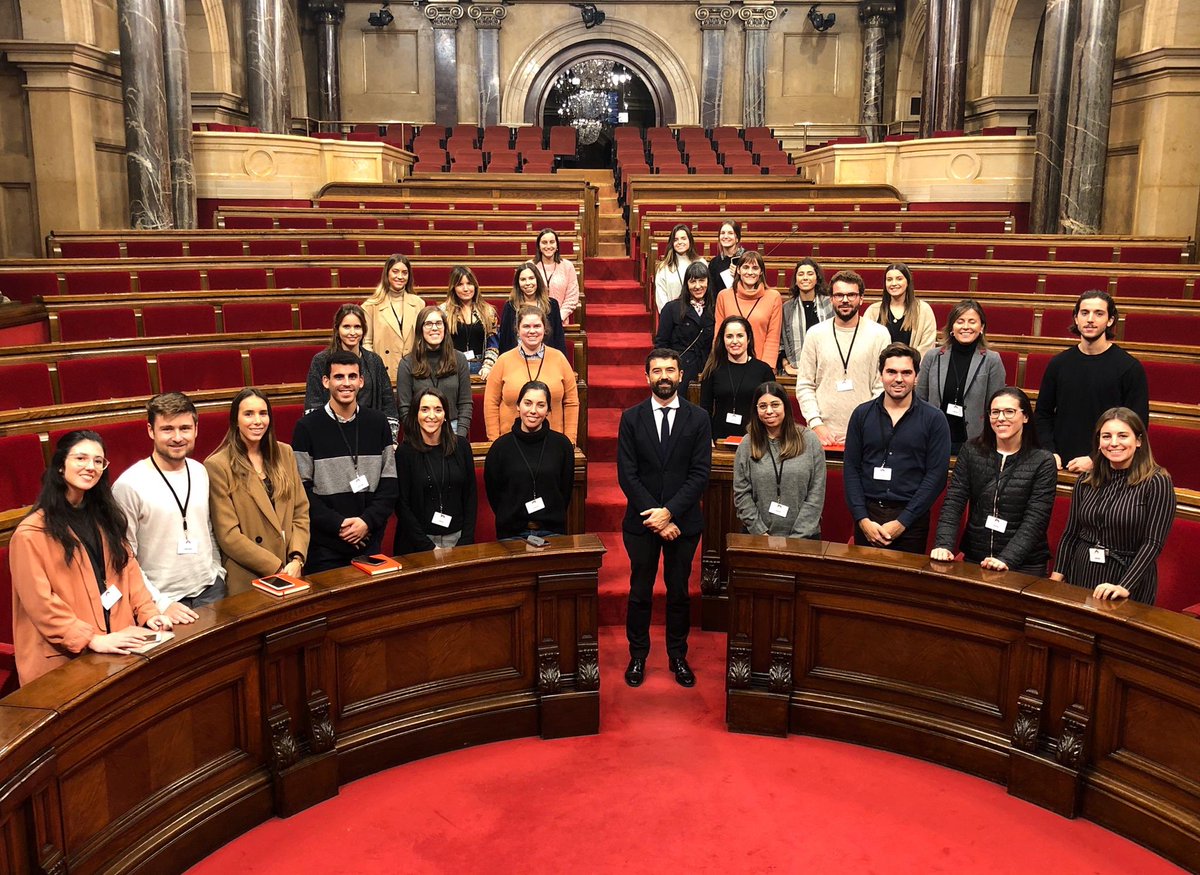 MasterEventsM's tweet image. Ahir la sessió pràctica la vam fer al @parlamentcat on ens va rebre el seu president @rogertorrent 
Intensa tarda de #ProtocolOficial q ens va permetre conèixer com s’organitzen els esdeveniments i el protocol +institucional #Learningbydoing #PrivilegisBlanquerna @BlanquernaFCRI