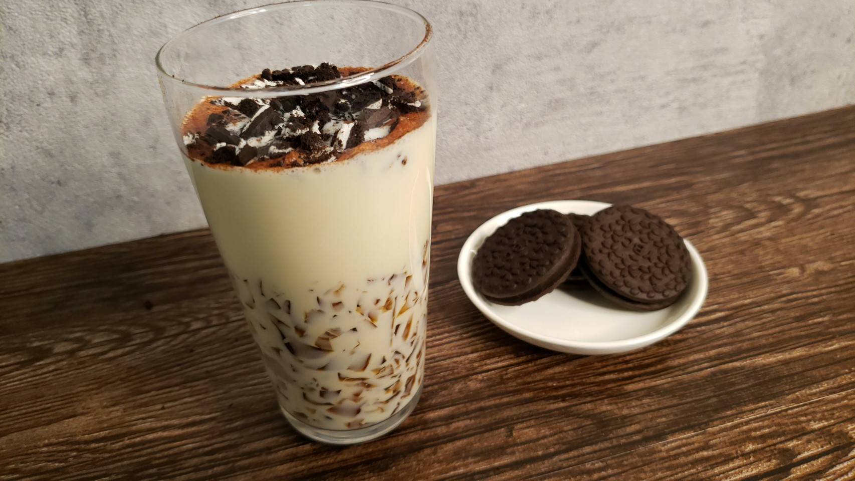 リュウジ 料理のおにいさんバズレシピ タピオカの次はお前しかおらん 超簡単でインスタ映えな悪魔のドリンク ティラミスクッキーカフェオレ クリームチーズ50gを600w30秒チン 砂糖小4混ぜ 牛乳1ccを少しずつ加え混ぜ 混ぜたほろにがコーヒーゼリー