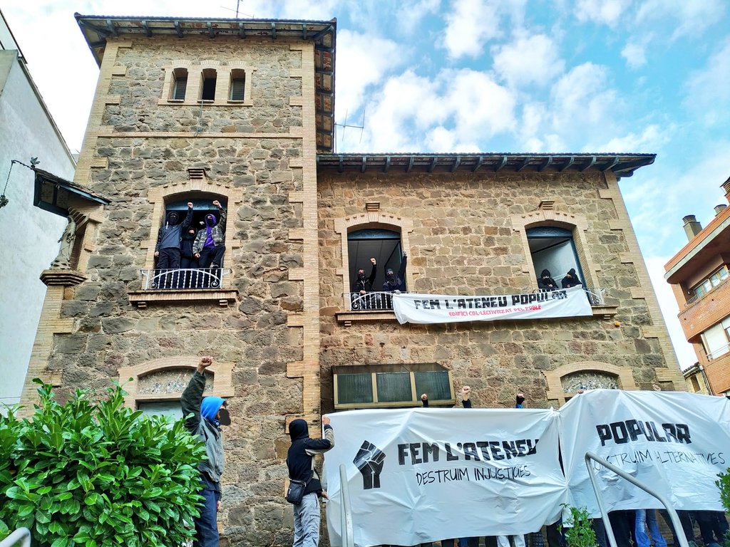 EDIFICI COL·LECTIVITZAT✊🏽 

Avui fem públic que <a href="/CLlucanes/">CDR Lluçanès</a>, @TrujaNegra i <a href="/LaFetillera/">La Fetillera</a> hem expropiat l'edifici històric de Torre Malla, propietat del <a href="/bbva/">BBVA</a>, per fer-ne l’ATENEU POPULAR DEL LLUÇANÈS 🎉

Destruïm injustícies, construïm alternatives 🌱
#AteneuLluçanès

⬇️COMUNICAT⬇️