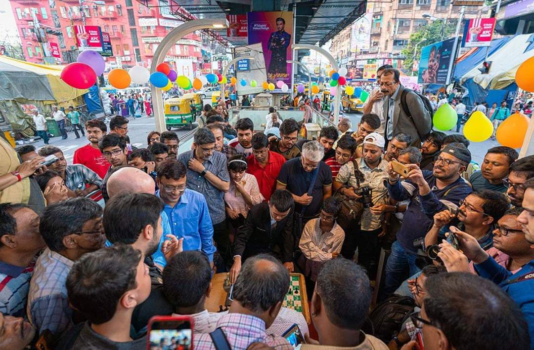 Magnus Carlsen and Vishy Anand may be at the Eden Gardens today, but I prefer this photo of chess players in Kolkata. Picture from yesterday where Chinese GM Ding Liren plays a game of chess against American GM Hikaru Nakamura under a packed Gariahat flyover. 

#IndvBan #Kolkata