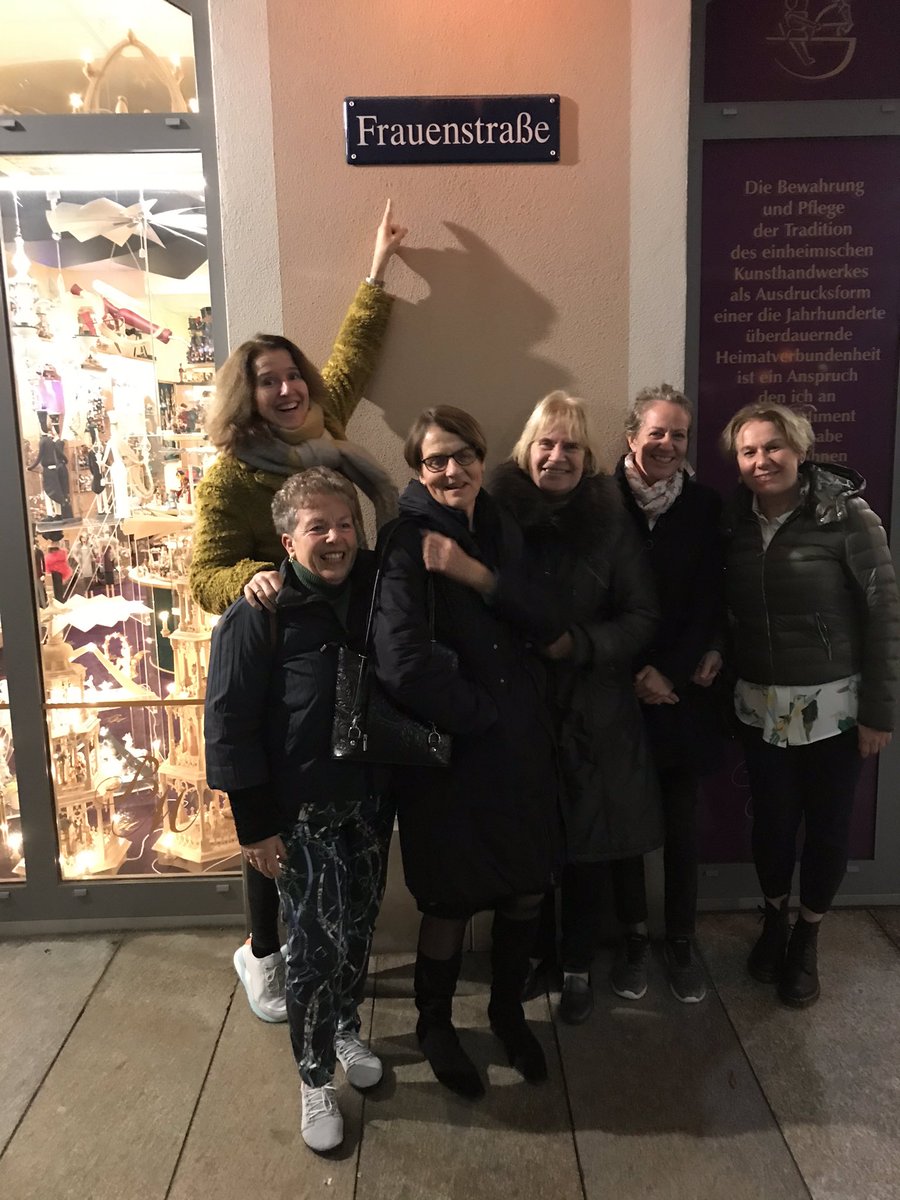 frauen an der frauenstrasse