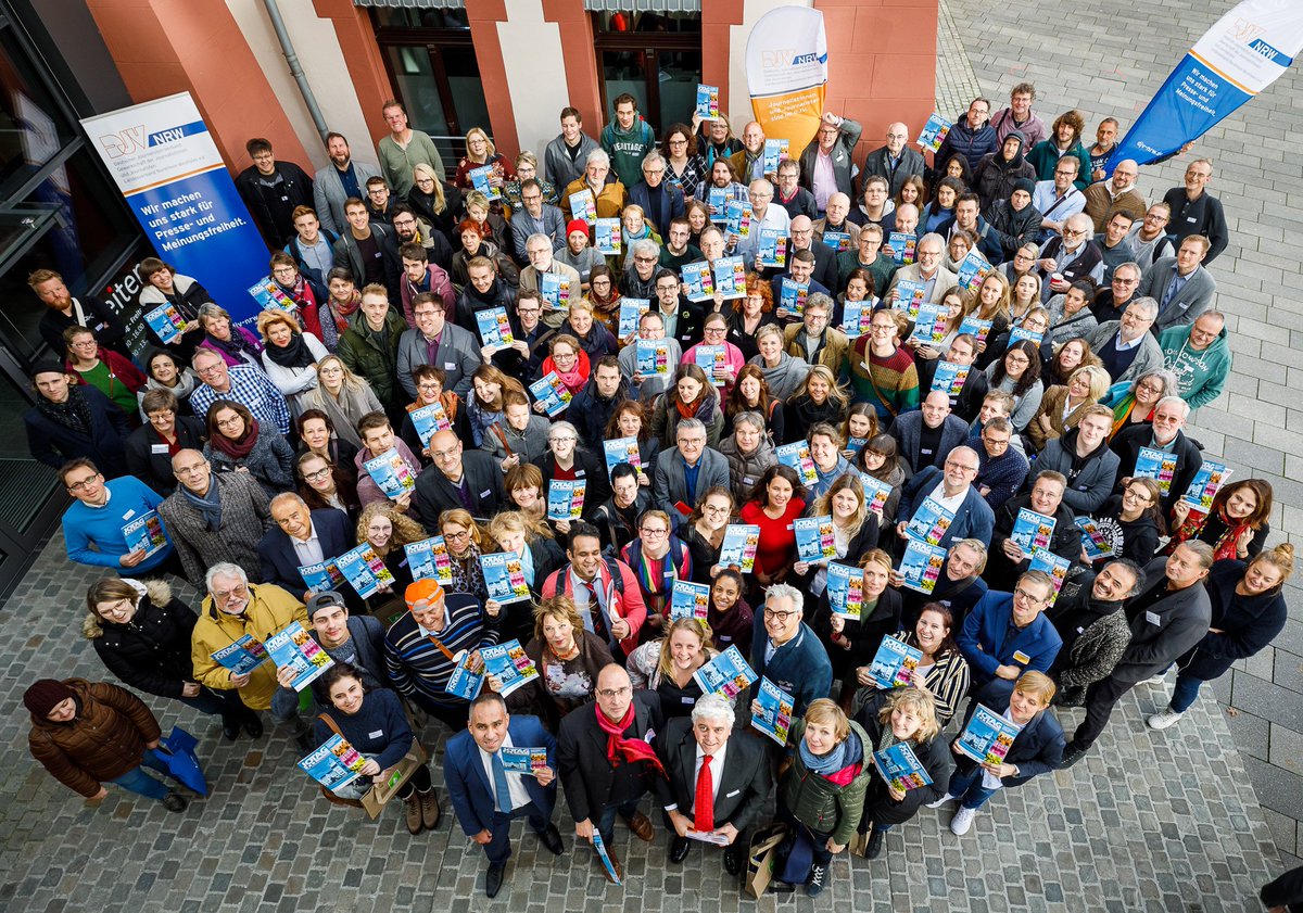 "Wir stellen uns hinter die Kollegen, denen die #NPD den Schneid abkaufen will.“ Gemeinsam mit dem DJV-NRW Vorsitzenden @mastermints demonstrierten am  Journalistentag #jnrw19 hunderte Kollegen gegen die Einschüchterungsversuche  in Hannover.  &gt;&gt;&gt; t1p.de/n113