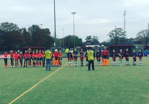 Dit weekend beginnen alle wedstrijden op <a href="/Strawhockey/">KHC Strawberries</a> met een minuut stilte. Dus ook Meisjes D3 tegen <a href="/hbsbloemendaal/">hbsbloemendaal</a> Meisjes D5. Ik kan bijna niet beschrijven hoe mooi ik dat vind. Eerder deze week schreef ik een artikel over Simon de Hoog: ijmuidercourant.nl/cnt/dmf2019111… #huprood