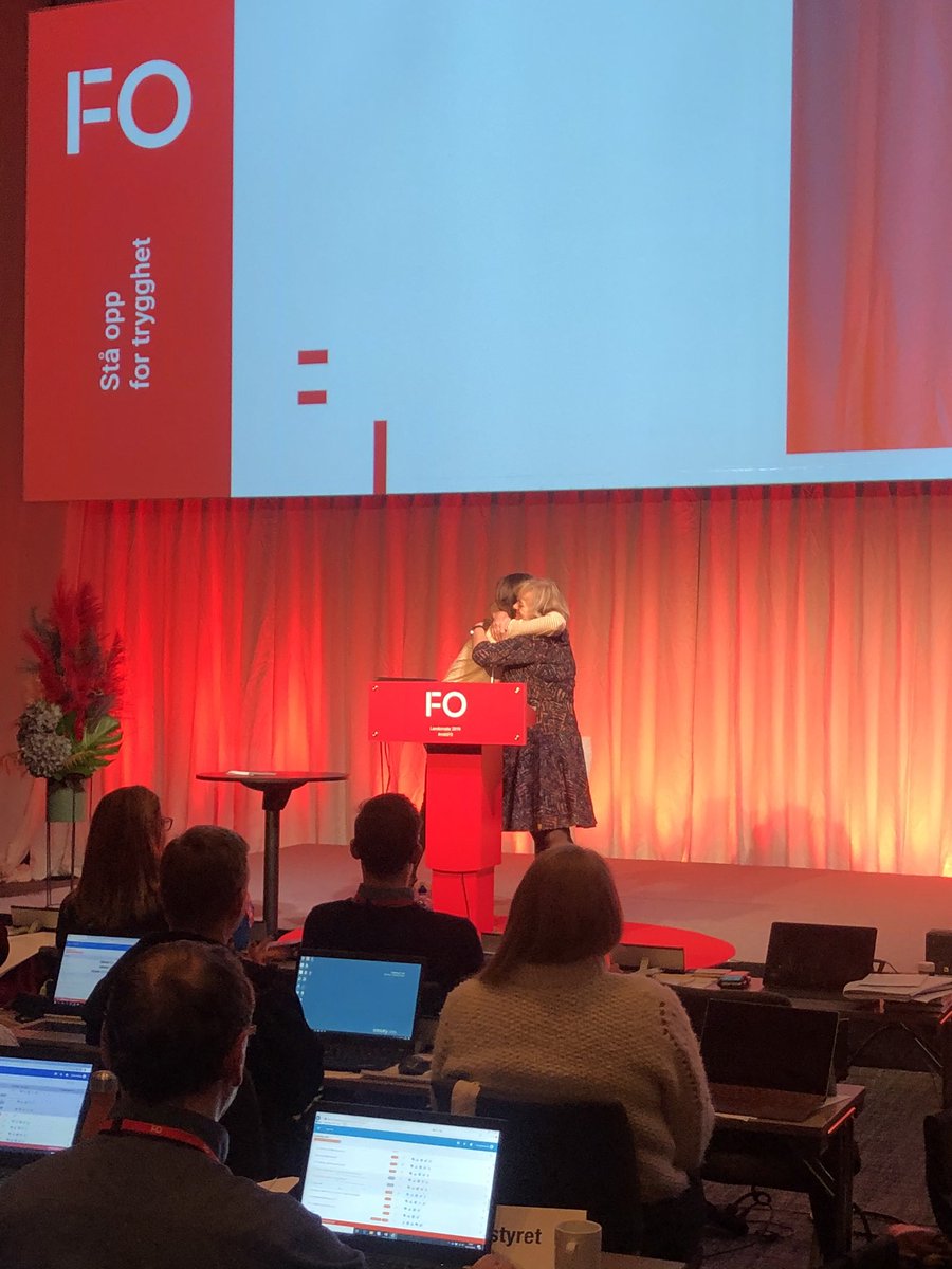 FO_fellesorg's tweet photo. – Jeg valgte å utdanne meg til sosionom, fordi jeg så at svake grupper består av sterke mennesker. Ingen er bare trygda, hjelpetrengende eller rusmisbrukere. Ingen merkelapp kan romme et helt menneske, sa @aufnorge -leder @InaAlvilde på til FOs landsmøte #mittFO 🙌🏼 https://t.co/1Z6ZDZWbJv